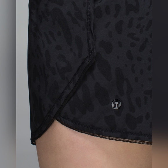 lululemon athletica Pants - Lululemon Seek The Heat Short Color Animal Swirl Deep Coal Black Size 6 W7C89S